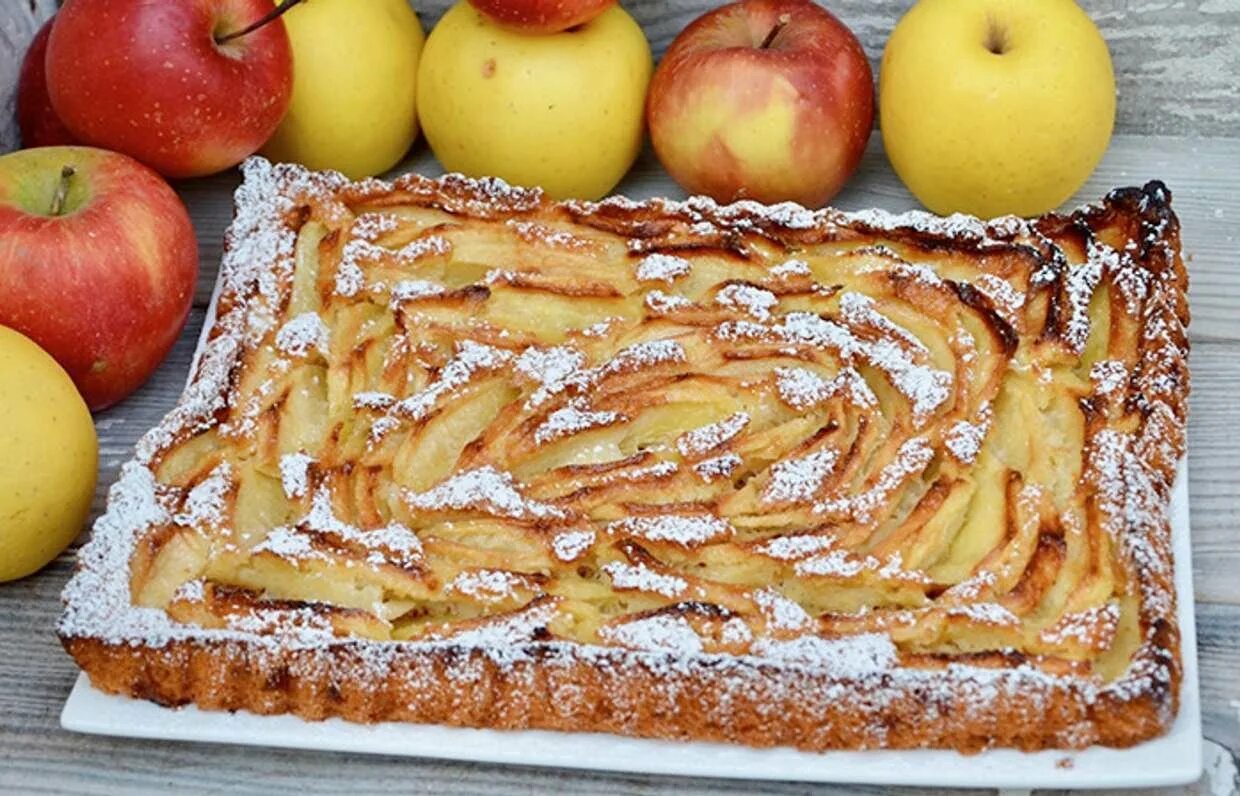 Пирог с яблоками из дрожжевого теста закрытый. Apple pie (яблочный пирог). Пирог с яблоками прямоугольный. Украшение пирога с яблоками. Шарлотка с яблоками.