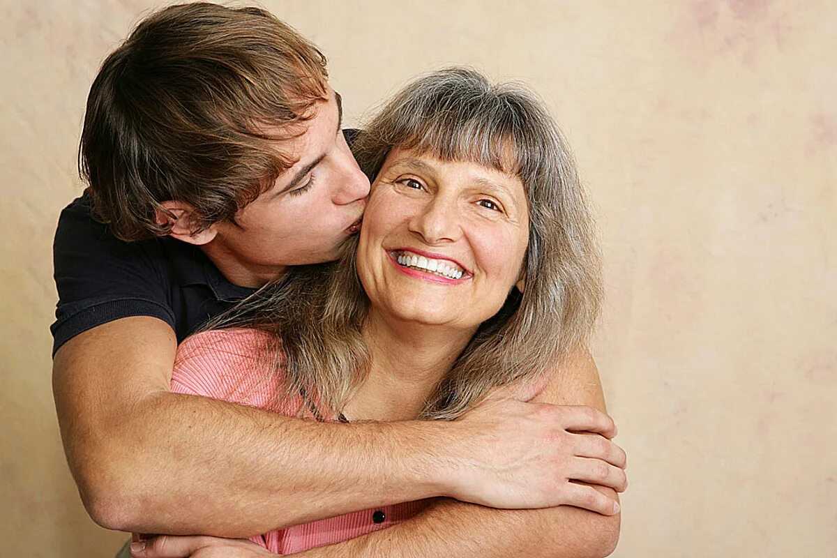 Mother son beach. Мама и сын любовь по взрослому. Mom show son. Jocasta resort. Фото мам в купальнике с сыновьями.