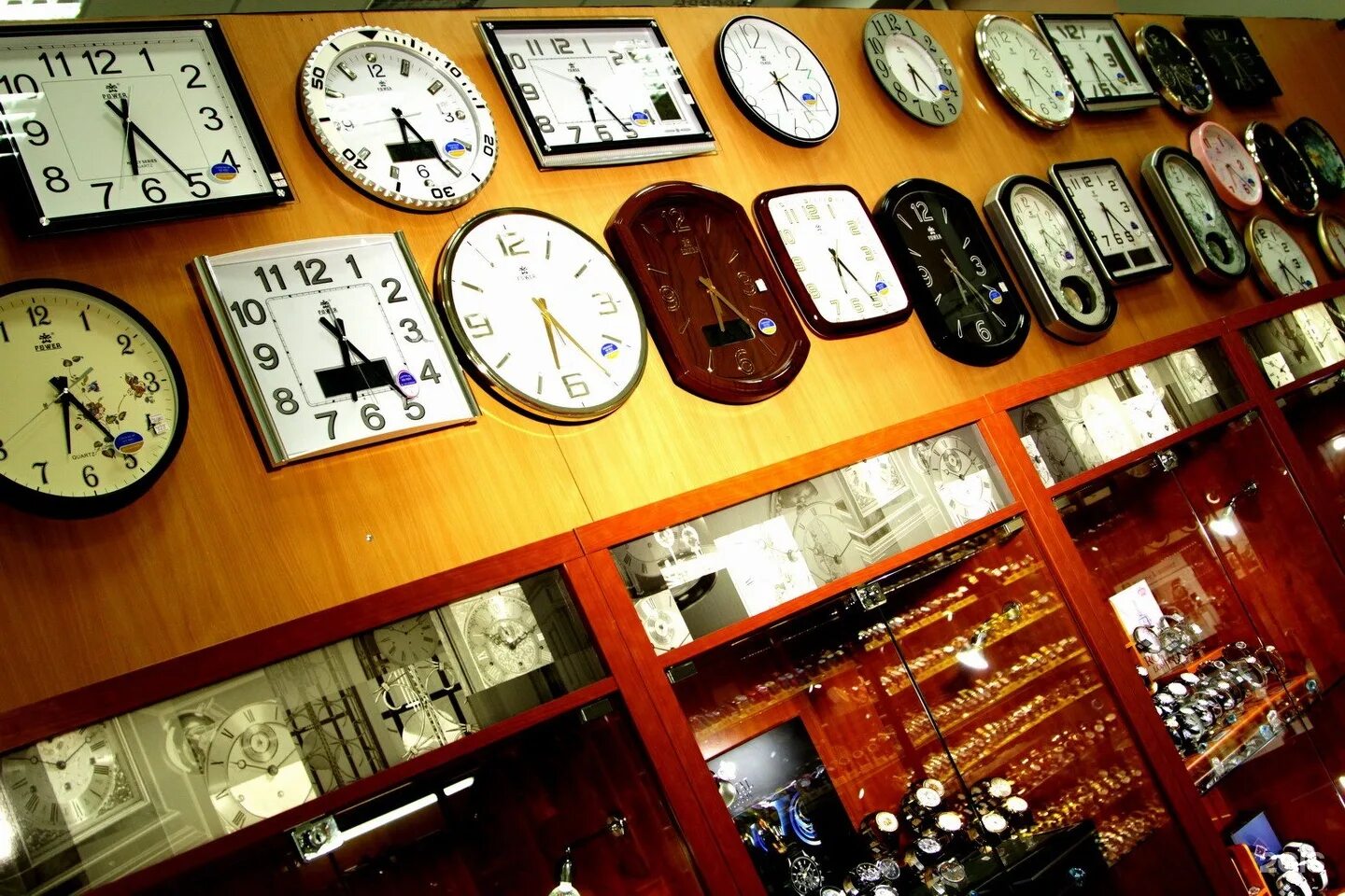 Магазин часов чехов. Магазин с часами. Ассортимент часов. Часовой магазин часов. Часовая Лавка.