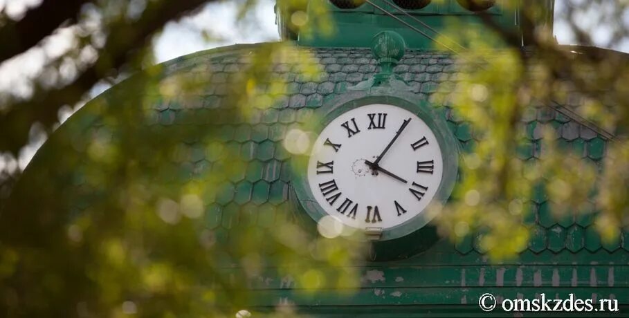 Часы омск время. Часы на Любинском проспекте. Куранты в Омске. Омск с часами. Главные часы Омска.