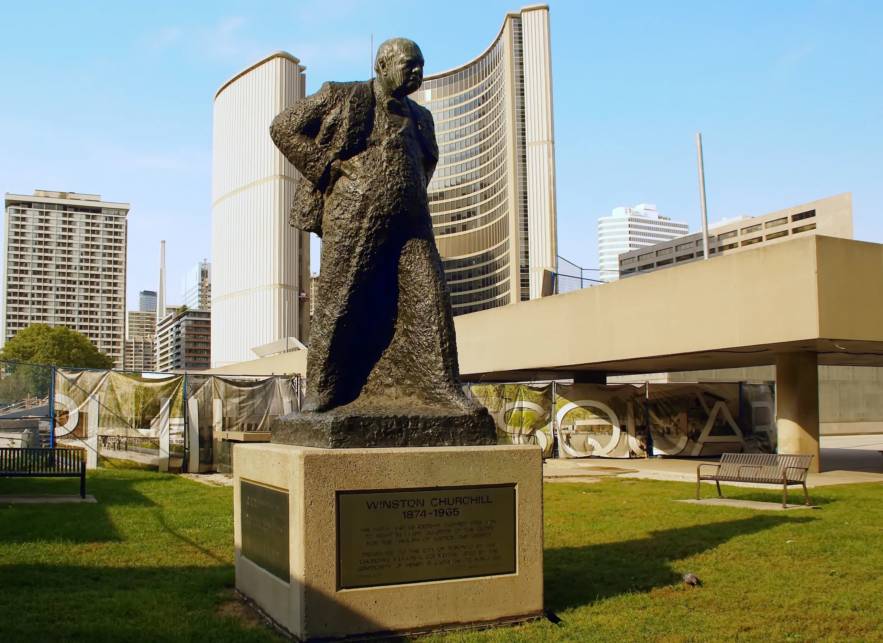 Памятник сс в канаде. Winston Churchill Statue. Памятники в Торонто. Черчилль Канада. Торонто Канада Черчилль.