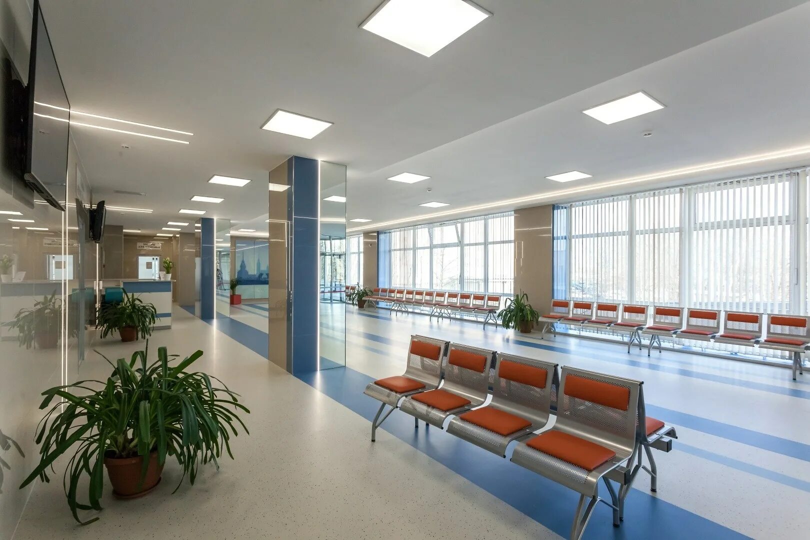 и вот я жду в вестибюле клиники. холл поликлиники. интерьер поликлиники. цвет стен в поликлинике. и вот я жду в вестибюле клиники.