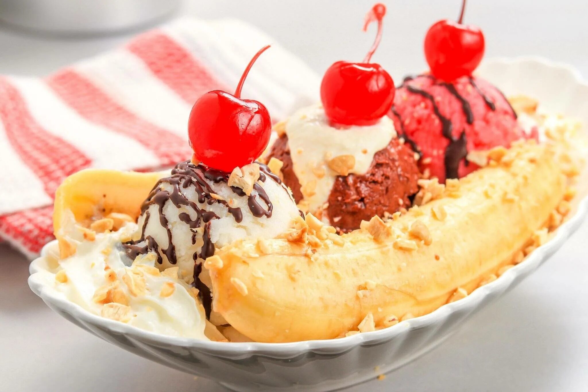 Банана сплит десерт. Банана сплит Баскин Роббинс. Мороженое Sundae. Мороженое Banana Split. Dessert dishes