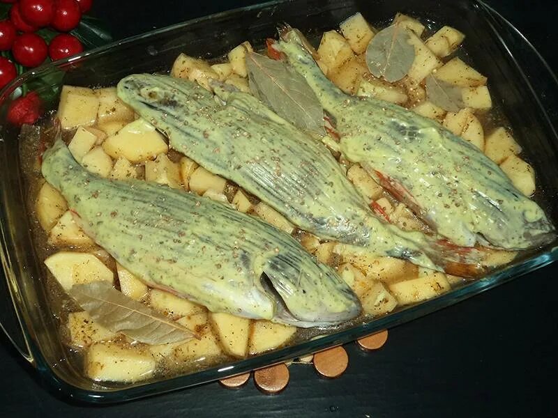Щука запеченная в духовке с картошкой. Щука в духовке с овощами. Щука в духовке. Щука запеченная в духовке с картошкой. Щука запеченная в духовке.