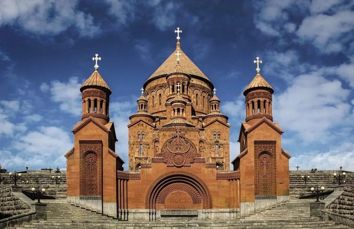 Можно ли в армянскую церковь. Абовян Армения достопримечательности. Церковь в Абовяне Армения.