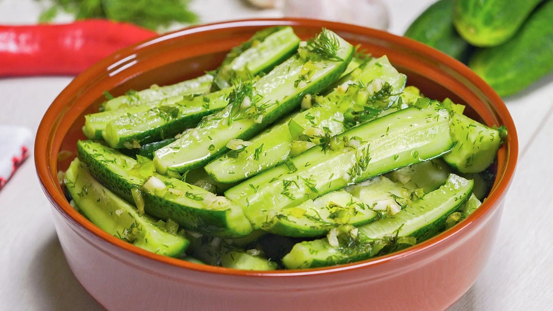 Рецепты огурцов с чесноком. Малосольные огурчики малосольные с укропом. Рецепты огурцов с чесноком. Рецепты огурцов с чесноком. Огурцы с чесноком и укропом.