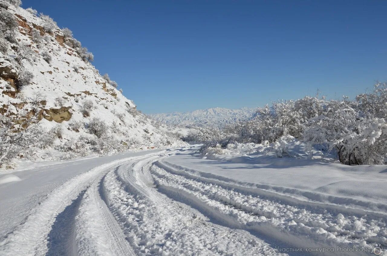 На дороге снег лежит. Снежная дорога. Снег на дороге. Снежная дорога в горах. Зимние дороги.