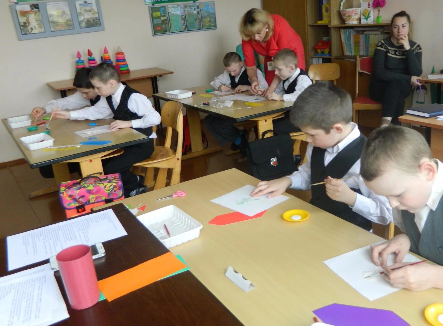 урок технологии в школе. вывод урока. урок труда в начальной школе. коррекционная школа 1 саратов. учитель технологии в школе.