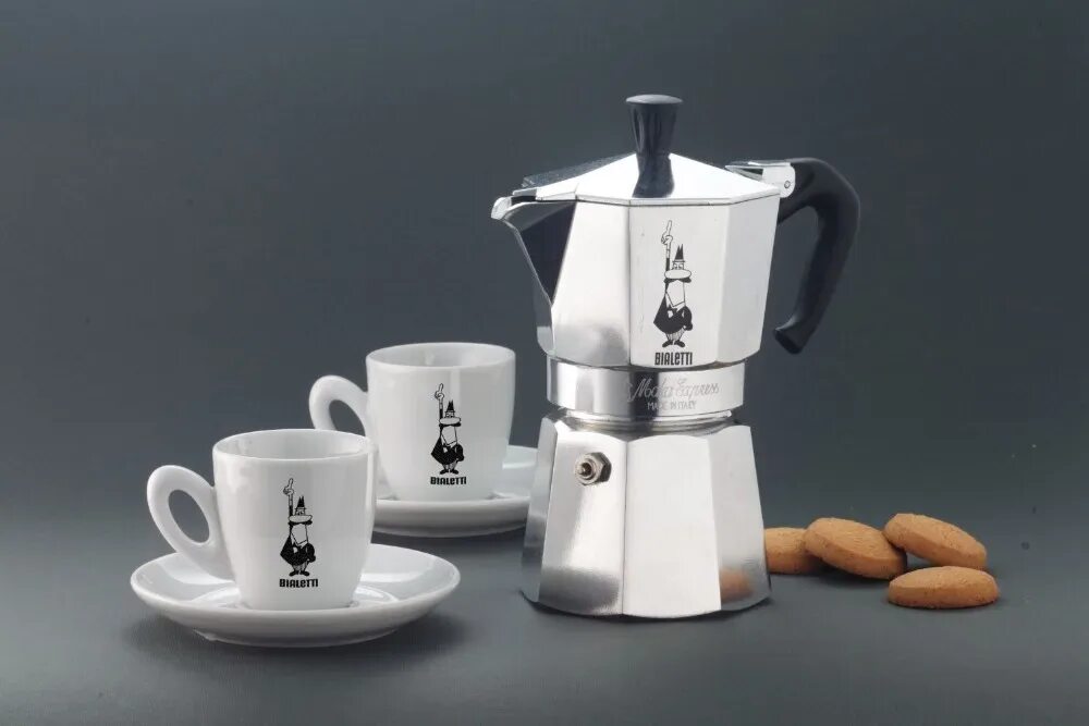 Гейзерная кофеварка какую купить. Кофеварка Bialetti Moka Express. Гейзерная кофеварка Биалетти Мока. Bialetti Moka Pot. Bialetti Moka Express.