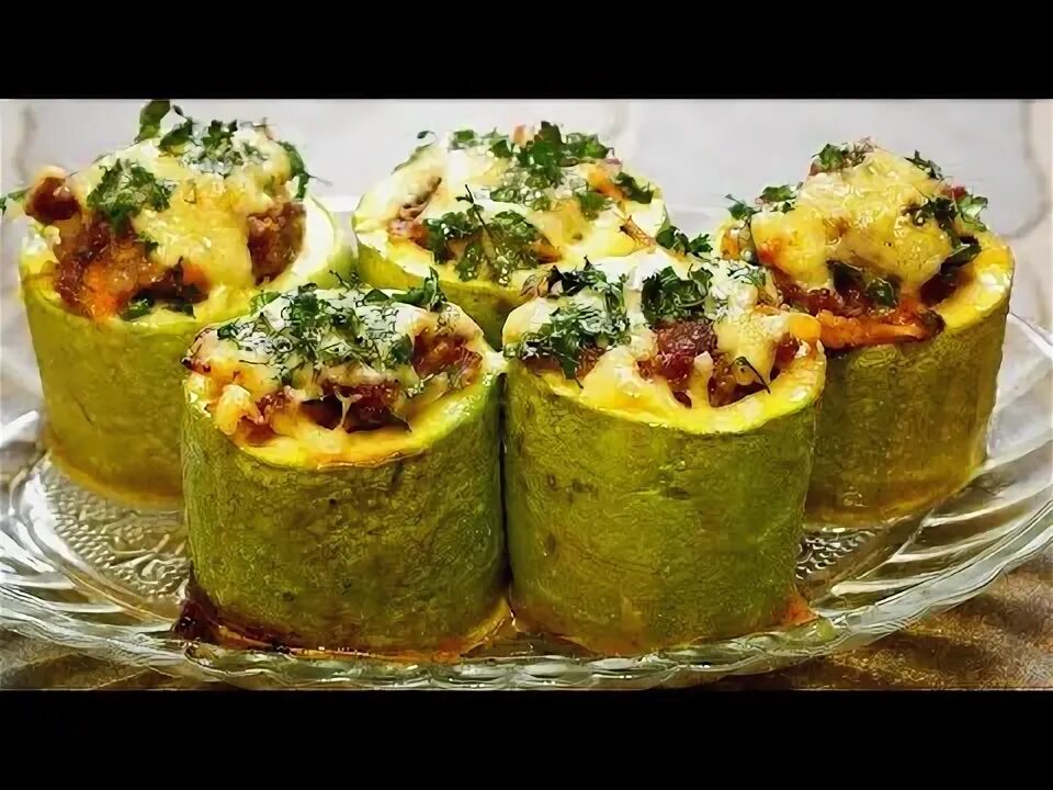 Кабачки бочонки в духовке. Фаршированные кабачки цукини. Кабачковые кольца с мясным фаршем. Кабачки бочонки в духовке. Кабачки бочонки фаршированные.