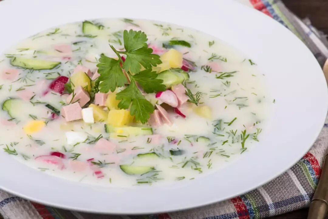 Рецепт окрошки классической с колбасой на сметане. Окрошка на сметане. окрошка на кефире с горчицей. заголовок окрошка. окрошка с горчицей рецепт.