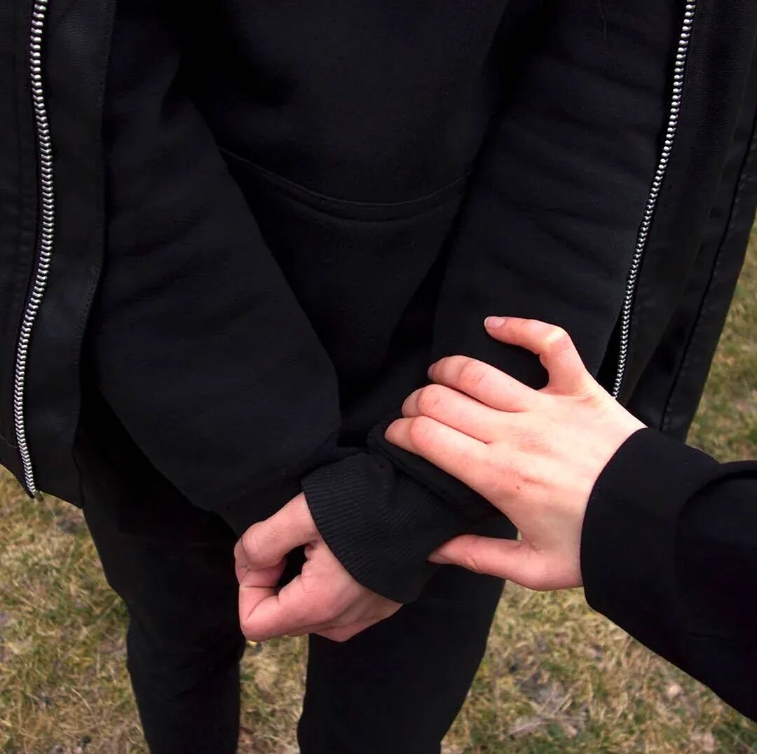 Парень и девушка держатся за руки. Девушка на руках у парня. Эстетика держась за руки. За руки держаться фото без лица. За руки держаться фото без лица.