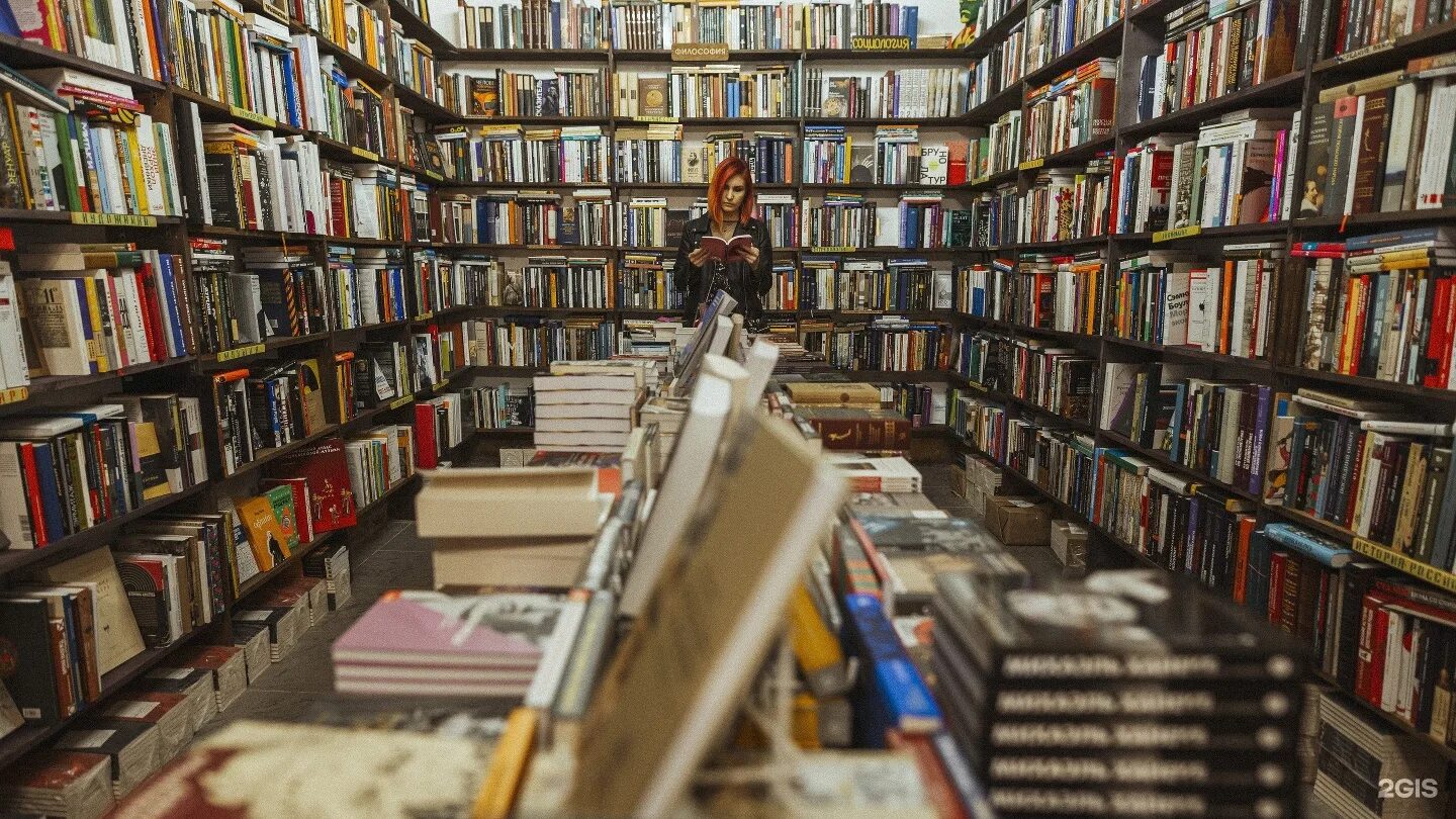Книжный магазин. Книжный магазин Санкт-Петербург. Книжные места в СПБ. Книжный магазин подписные издания.