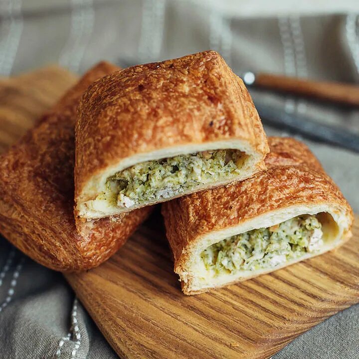 Слоеное тесто с курицей и брокколи. Слойка с сыром и брокколи. пирог из слоеного теста с брокколи. слойка с сыром бриошь. слойка с киви.