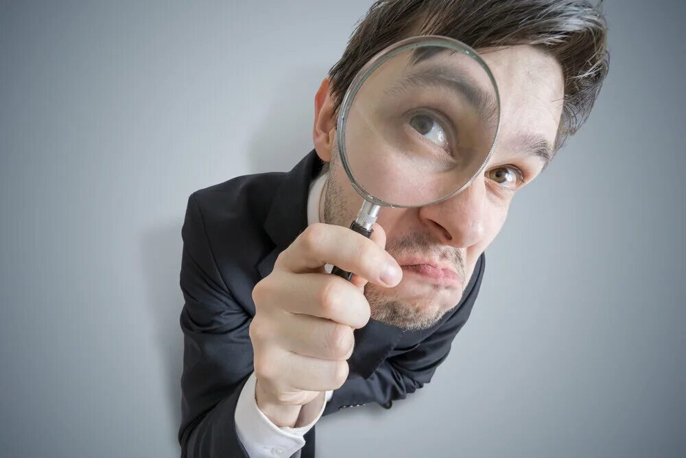 Рассматривать фото с лупой. Человек сравнивает документы. Мужчина рассматривает. Проблемы с волосами. Выпадение волос у мужчин.