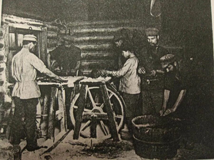 рабочие в индии. ремес=ленники 19 века в россии. артель кустарей 1913. кузнечный промысел в россии 19 век. крестьянские промыслы ткацкое в начале 19 века в россии.