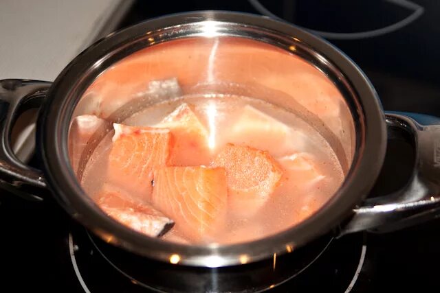 Сколько варить филе для супа. Красная рыба в кастрюле. Форели в кастрюле. Варка форели. Форель для приготовления ухи.