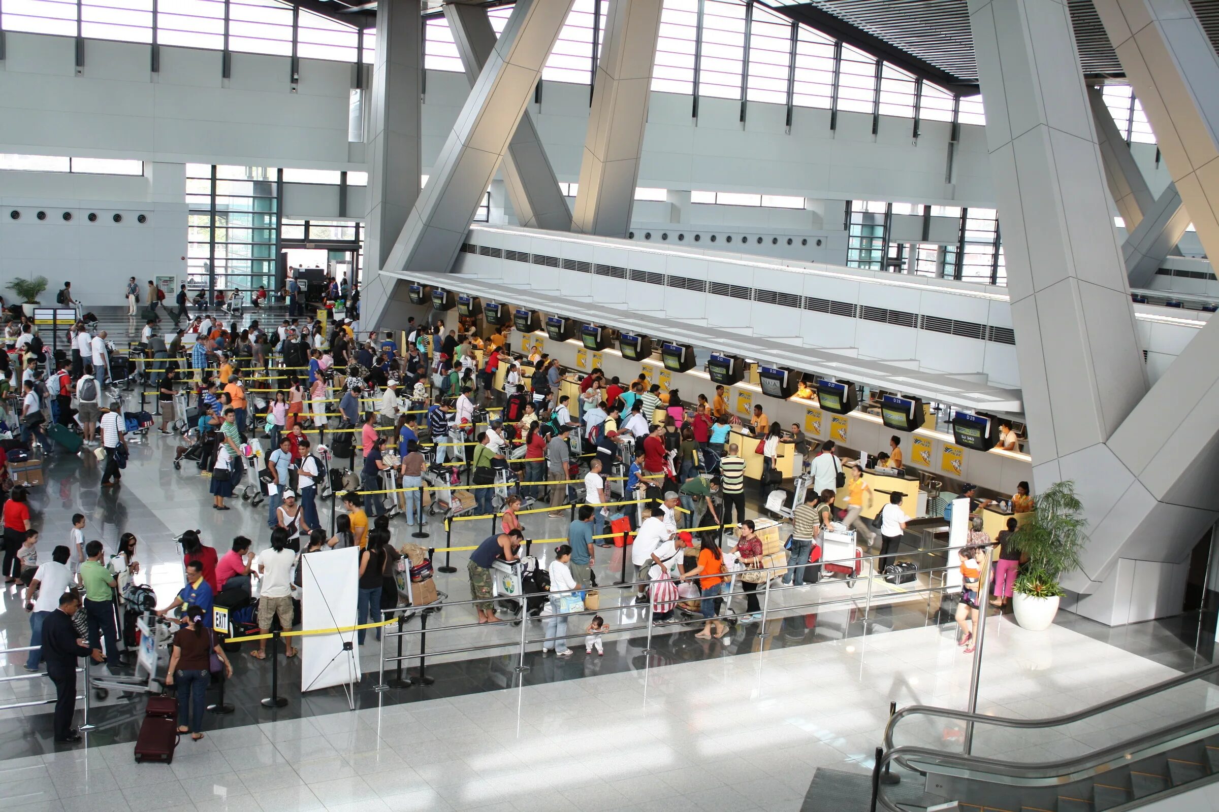 Naia Terminal 3. Аэропорт Манила. Толпа в аэропорту. Манила терминал 3.