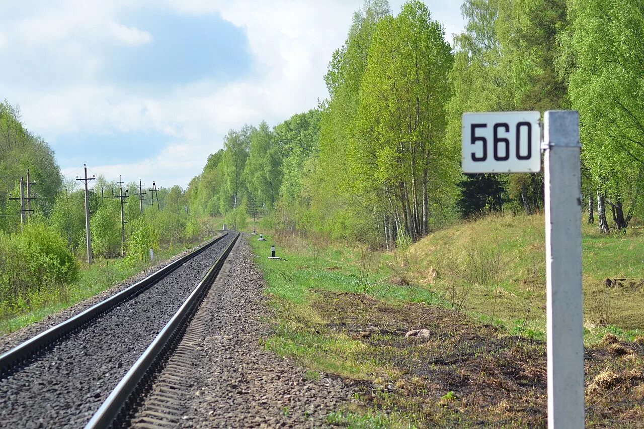 Километровый столбик ЖД. Путевой Пикетный знак. Километровый столбик РЖД. Путевые километровые знаки.