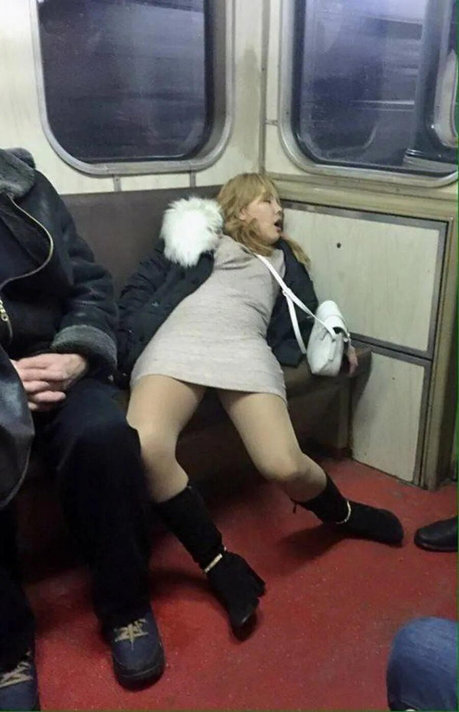 Девушка в белых трусиках попалась на камеру в метро