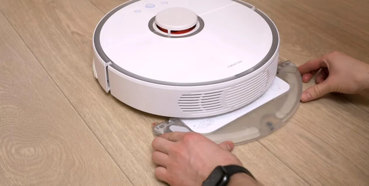 Как подключить робот пылесос xiaomi vacuum mop. Mi Robot Vacuum Mop Essential насадка для влажной уборки. Насадка для тряпки на робот пылесос Xiaomi. Насадки на робот пылесос Xiaomi. Подставка для влажной тряпки робота пылесоса.