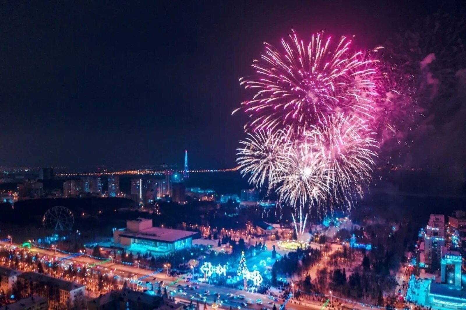 В уфе будет салют. Уфа салют, уфа,. ночная уфа 2025. новогодний салют уфа. салют на горсовете уфа.