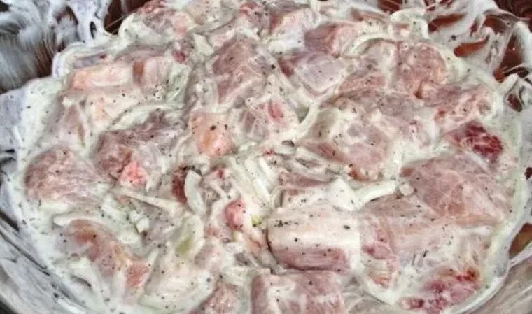 Маринад на кефире и луке. Маринад для шашлыка на кефире. Мясо в кефирном маринаде. Маринад на кефире. Шашлык в кефирном маринаде.