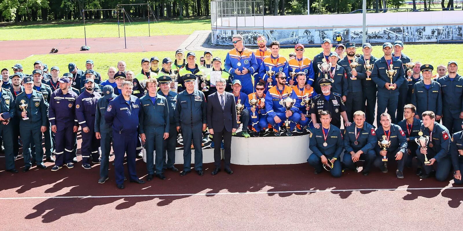 Юные спасатели мчс. Пожарные в пожарной части. Соревнования молодые спасателей. Соревнования спасателей чс го. Вытегра соревнования мчс.