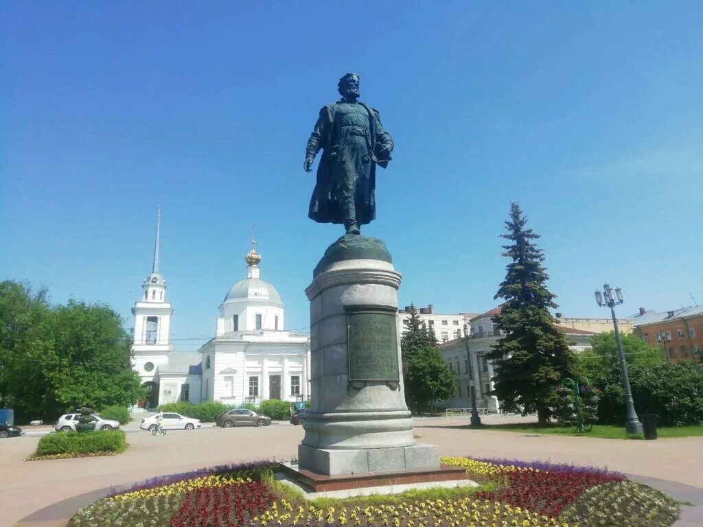 Хожение за три моря памятник. Памятник афанасию никитину в твери. памятник афанасию никтину тверл.