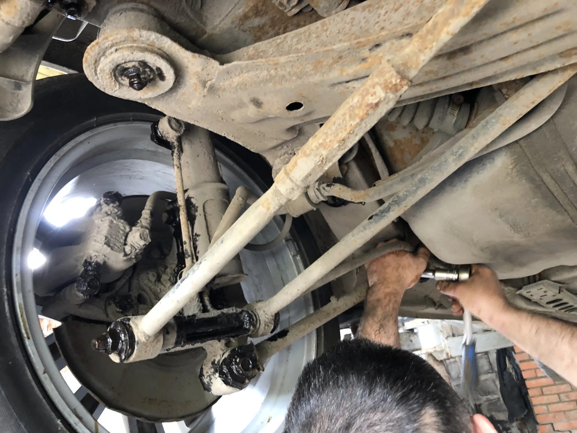 Toyota camry 50 задняя подвеска. Подвеска тойота авенсис т250. Тойота замена подвески. Замена рулевых наконечников 4runner 130. Подвеска тойота камри 50.