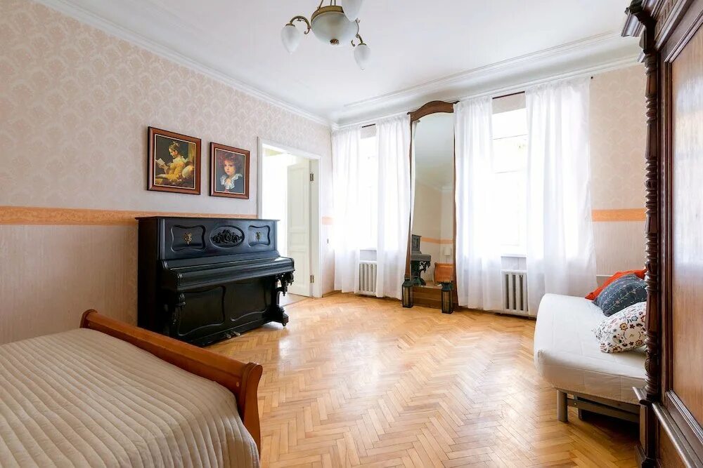 Комната в петербурге. Комната в россии. российская комната. city room санкт-петербург отель. four rooms спб.
