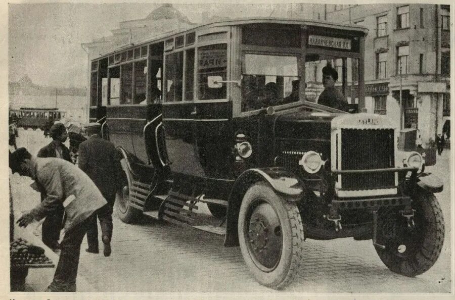 1924 г россия. Автобус Лейланд 1924 г. Автобусы Лейланд 1927. Автобусы Лейланд 1927 год. Автобус Лейланд в Москве.