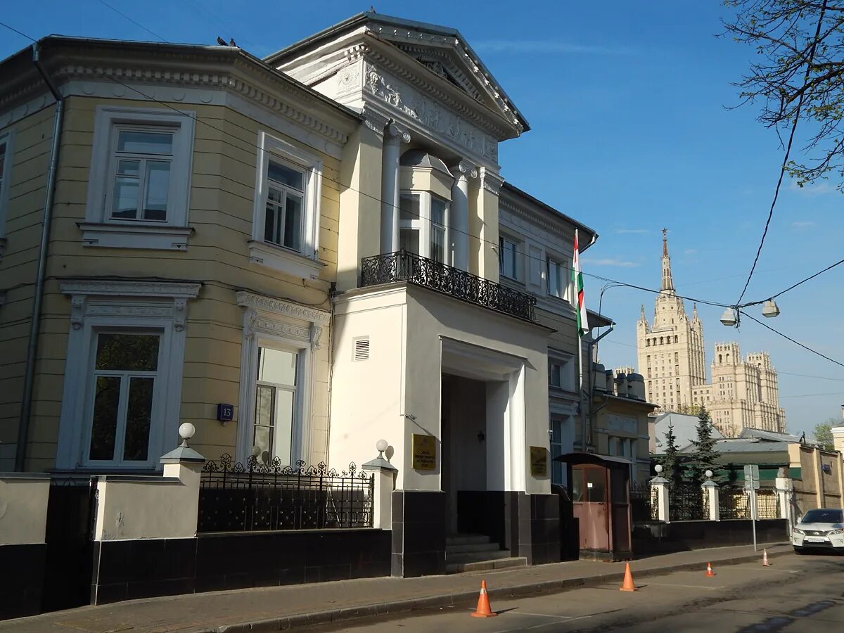 Посольство рф москва. Посольство Таджикистана в Москве. Здание посольства Таджикистана в Москве. Пасолстватаджикистанев Москве. Московское посольство в Москве.