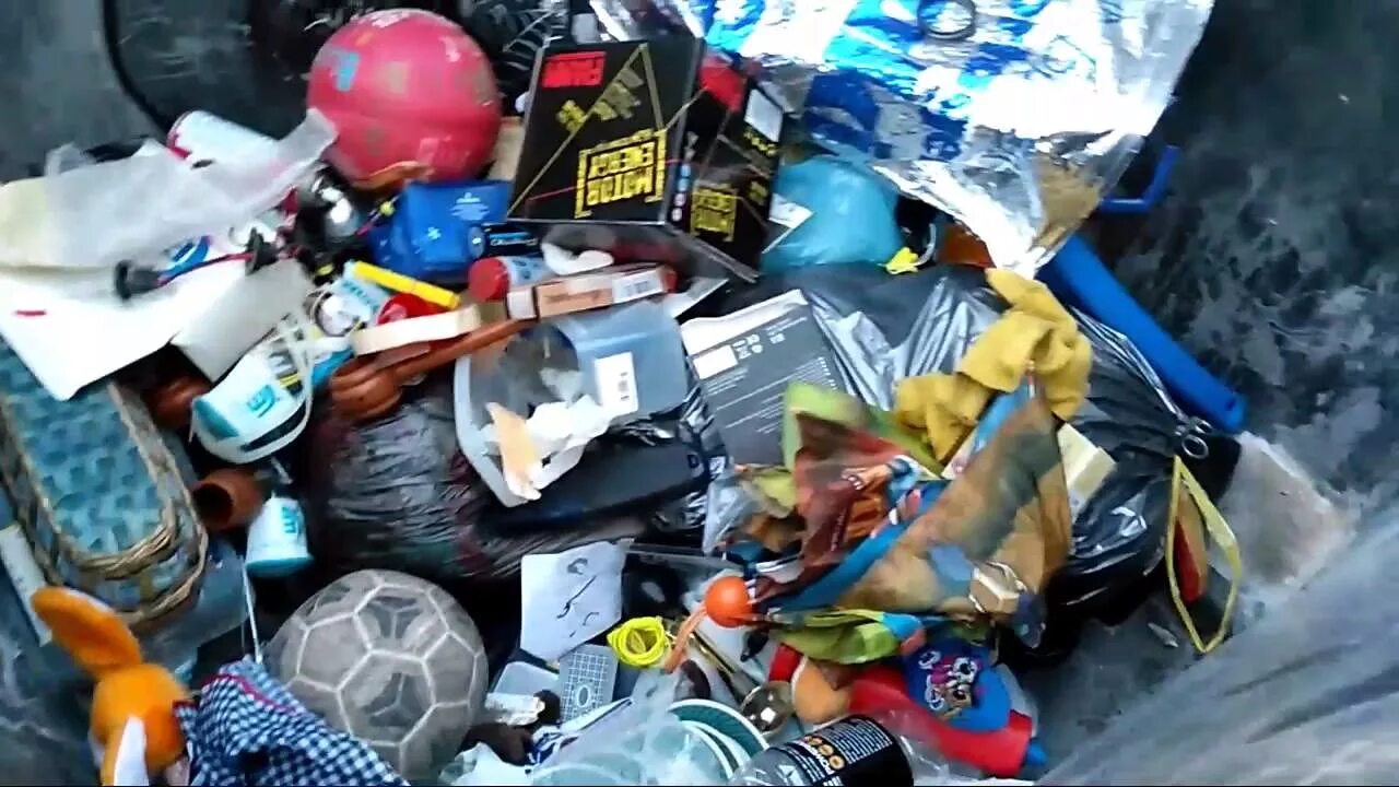 Что находят на мусорках. Что находят на мусорках. Свалка. Игрушки на мусорке. Интересные вещи на помойке.