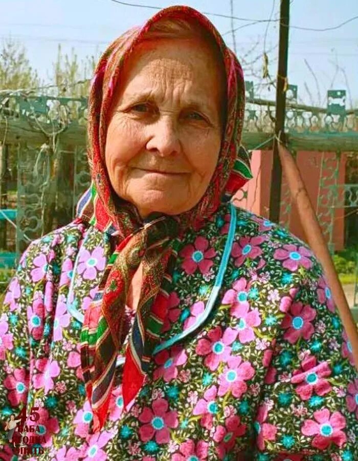 Старухи в платках. Деревенская бабушка. Деревенская старушка. Деревенская бабушка в платке. Пожилая женщина в платке.