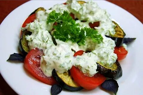 Салат жареный баклажан с помидорами и сыром