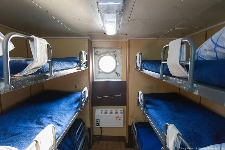 Крузенштерн каюты. Матросский кубрик на военном корабле. Капитан хлебников судно каюты. Кубрик и каюта. Кубрик и каюта.