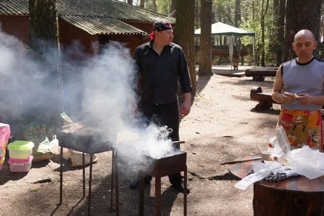 Можно ли жарить шашлык в парке. Парк Борисовские пруды Шашлычная зона. Шашлыки на Наташинских прудах. Пруд Шашлычная. Наташинский парк Шашлычная зона.