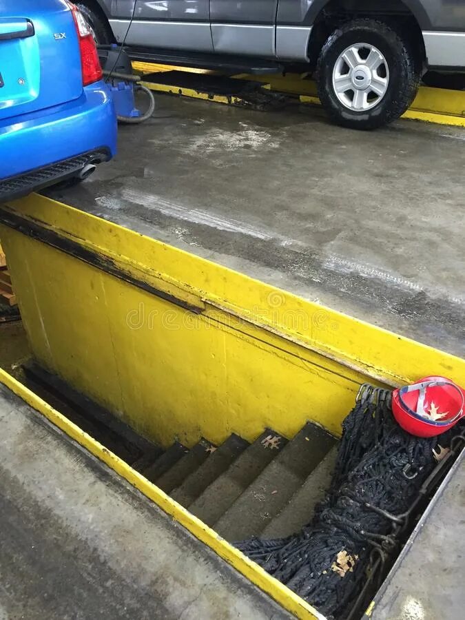 Смотровая яма daewoo matiz. Ремонтный бокс для грузовых машин. Смотровая яма для ремонта авто. Смотровая яма для авто. Обустройство автомастерской в гараже.