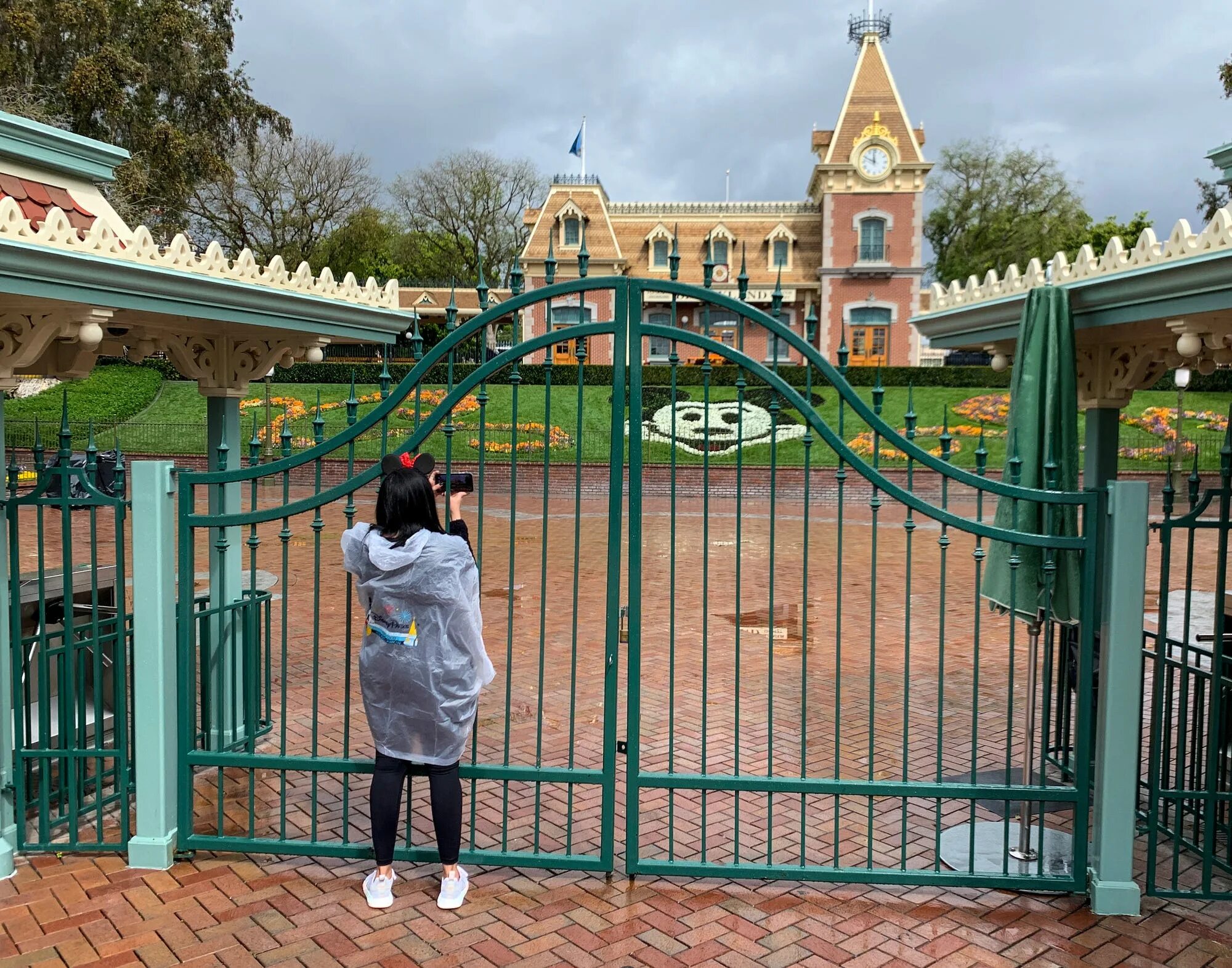 Включи парк. Диснейленд коронавирус. Disney Gate. Тюрьма в Диснейленде. Disneyland Gates.