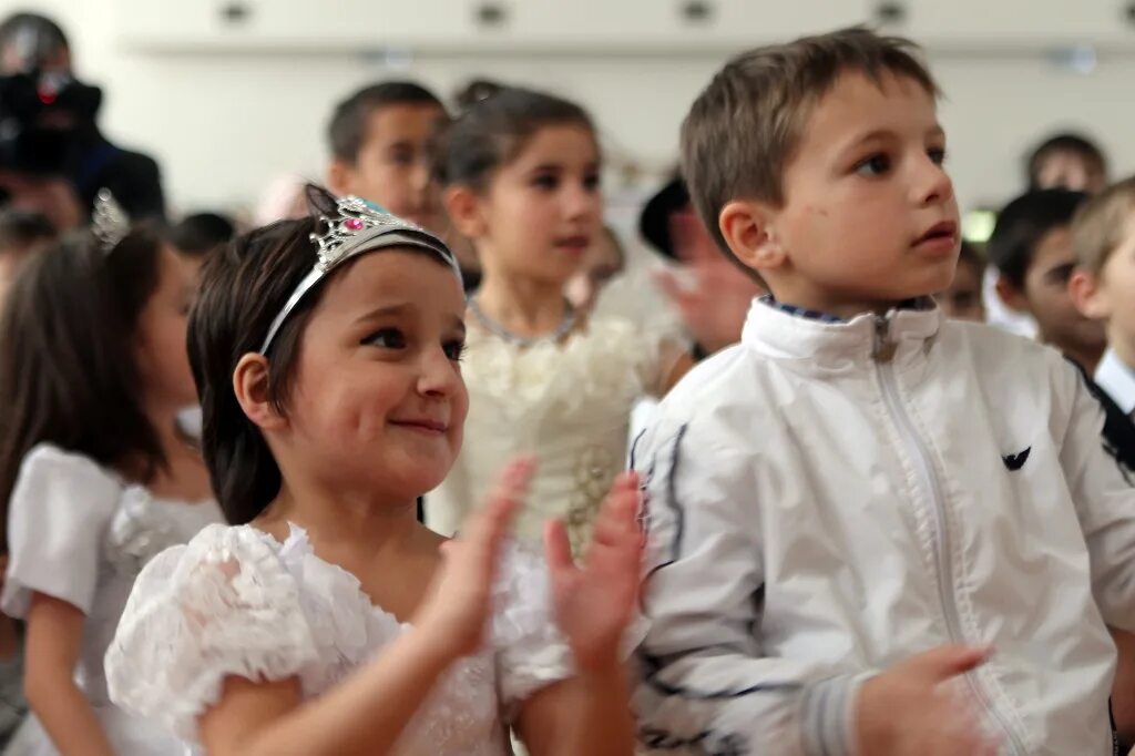 школьная культура. ингушские девочки. дети ингушетии. ингушетия ребенок. ингушка с ребенком.