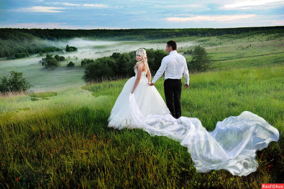 В каком городе снимали невеста. Свадебная фотосессия жених и невеста. Летняя свадебная фотосессия на природе. Свадьба в деревне. Фильм невеста братцево.