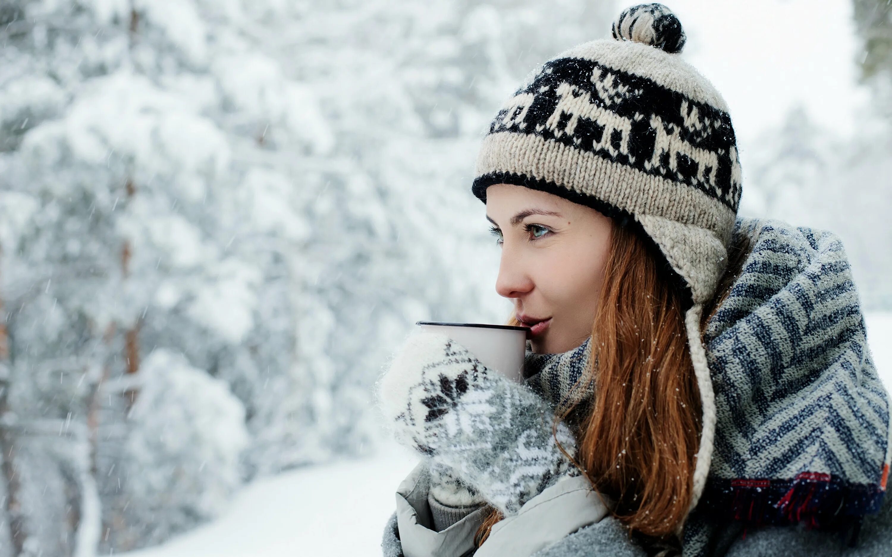 Было также холодно. Зимняя фотосессия в лесу. Девушка в шапке. Девушка пьет чай зимой. Девушка в шапке зимой.