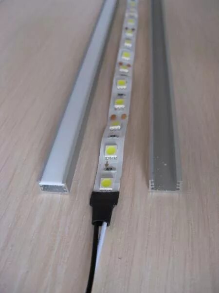 Профиль 1506 для led подсветки. Рассеиватель света для светодиодной ленты. Кабель канал металлический диодная лента. Направляющие для РГБ ленты.