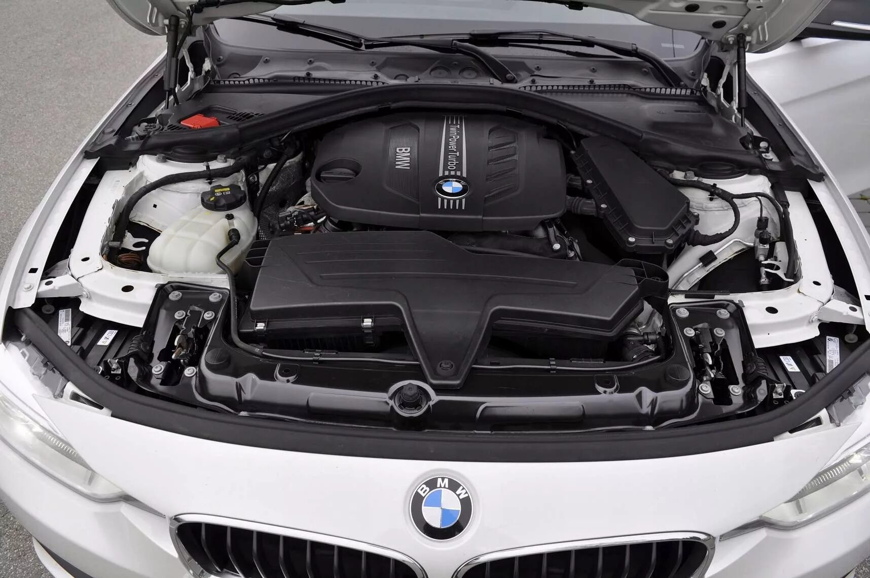 Двигатель бмв х3 2.0. BMW 3 f30 мотор. БМВ F 10 мотор 2.0. Мотор BMW f10. BMW f30 n20.