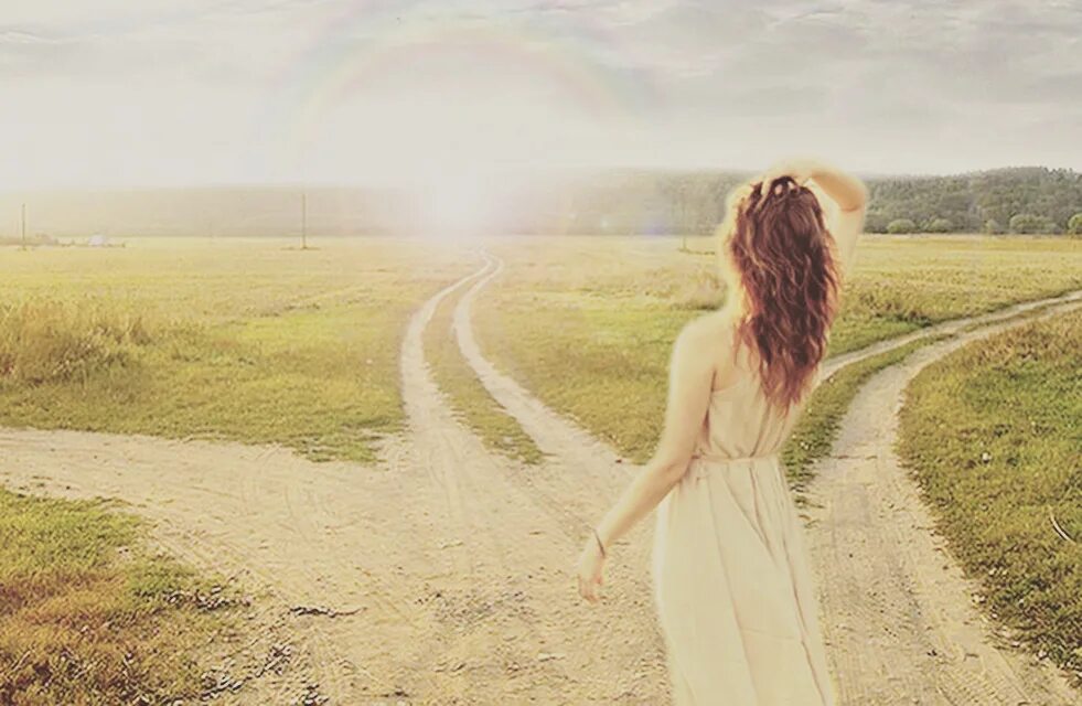 Девушка на развилке дорог. Путь картинка. Сказочная дорога. Девушка с чемоданом. Изменения в жизни.