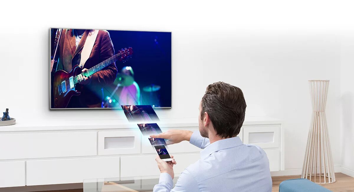 Вывести телевизора домашний. Смартфон с телевизором. Экран от телевизора. Смарт ТВ С большим экраном на стену. С экрана смартфона на телевизор.