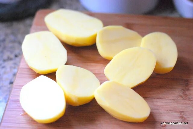 форма нарезки картофеля для рагу, жарка во фритюре. картофель разрезали пополам. сорт семенной картофель рамона. срез картошки. срез картошки.