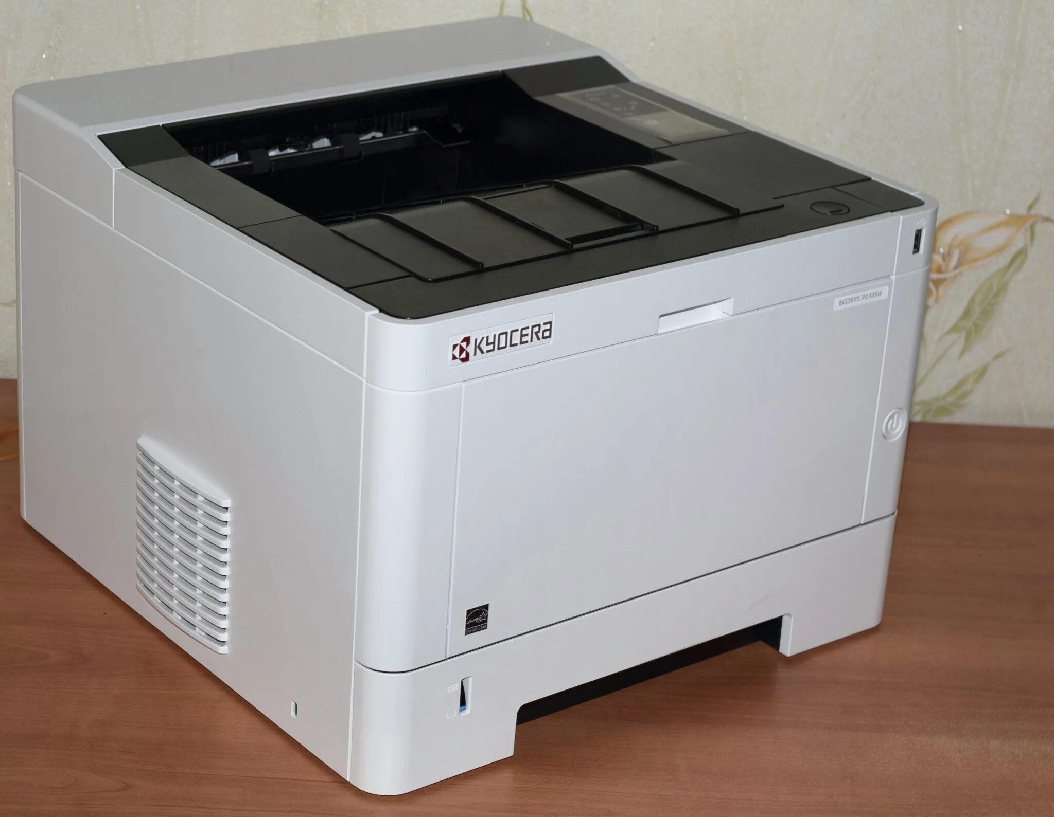 Значение кнопок киоснра 2335d. Kyocera ecosys 2335dn. Ecosys p2335d. Принтер kyocera ecosys p2040dn. Принтер куосера 2335 индикаторы.