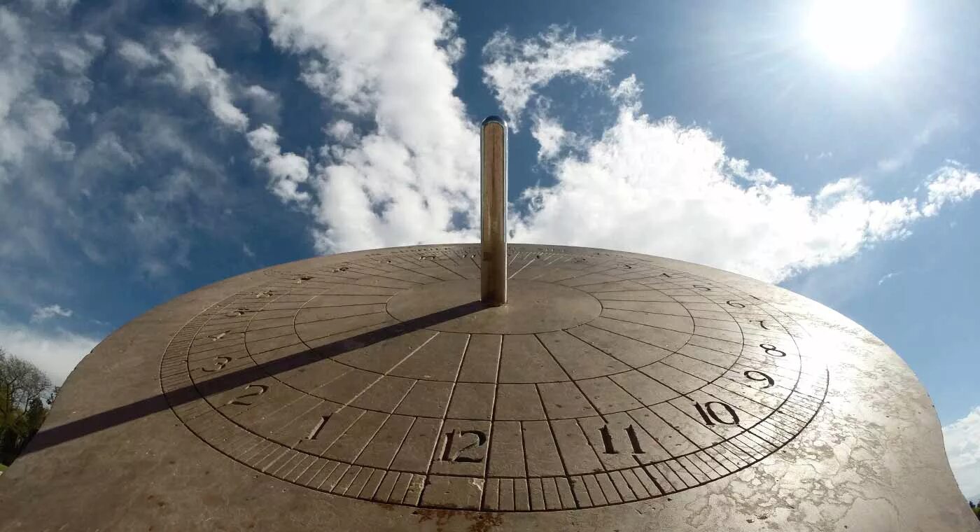 Древние солнечные часы гномон. Египетские солнечные часы гномон. Гномоны в древнем Египте. Солнечные часы в усадьбе Лыткарино.